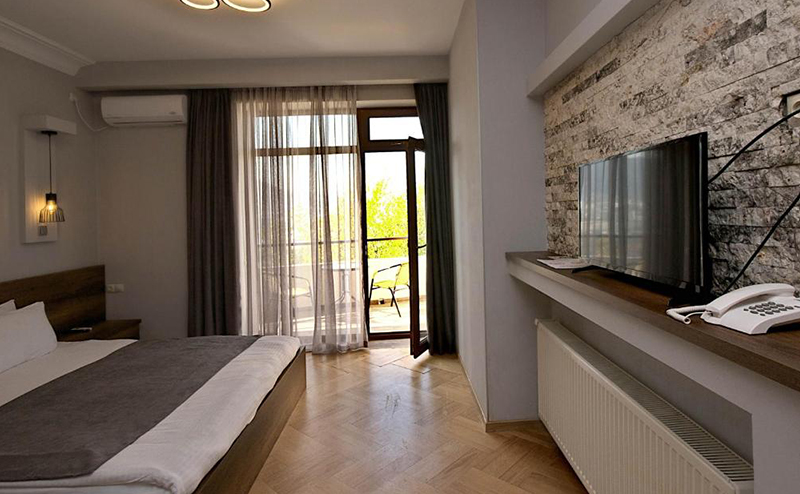 2 სტუმარზე ნომრები საუზმით თბილისის სასტუმროში